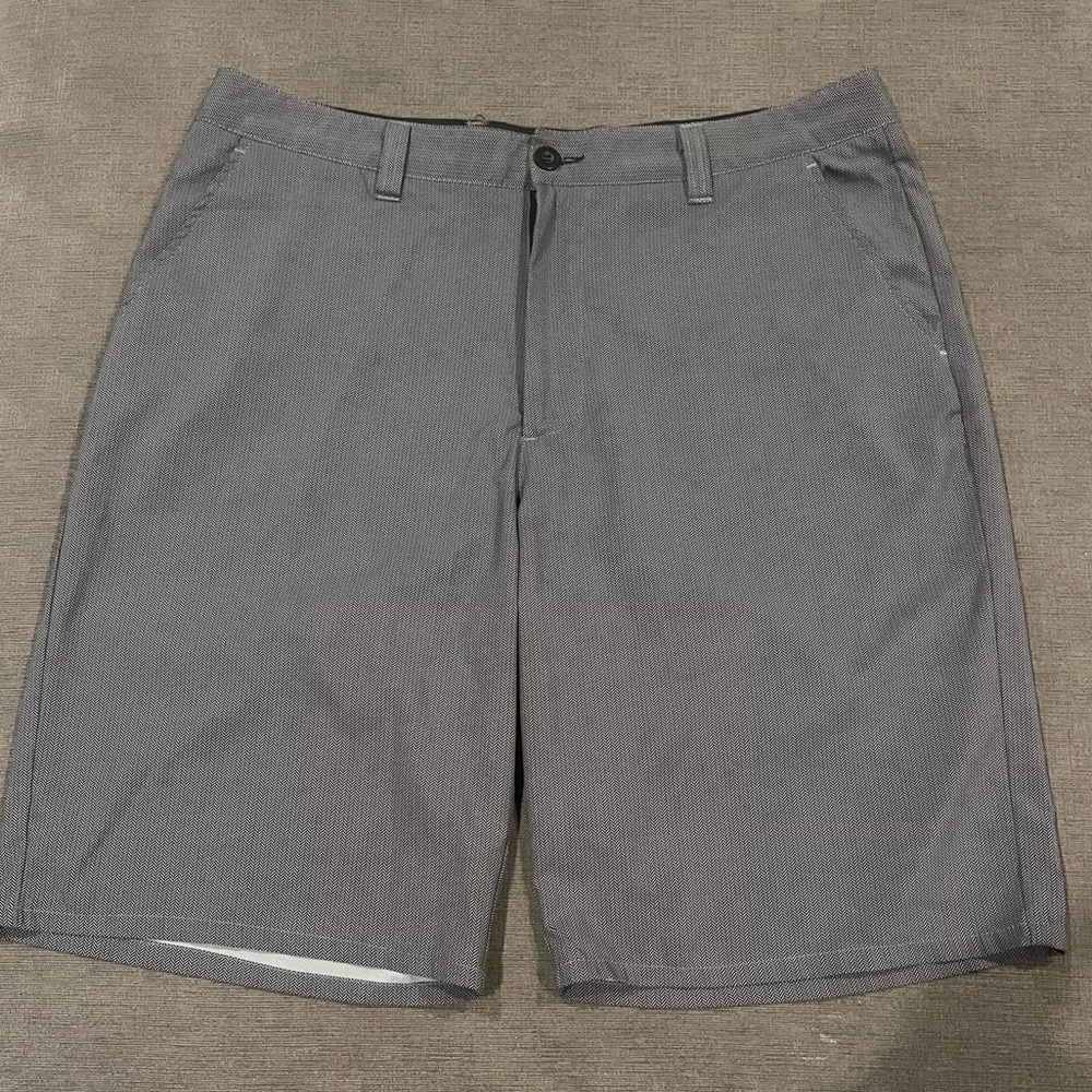 Travis Mathew hybrid shorts 34